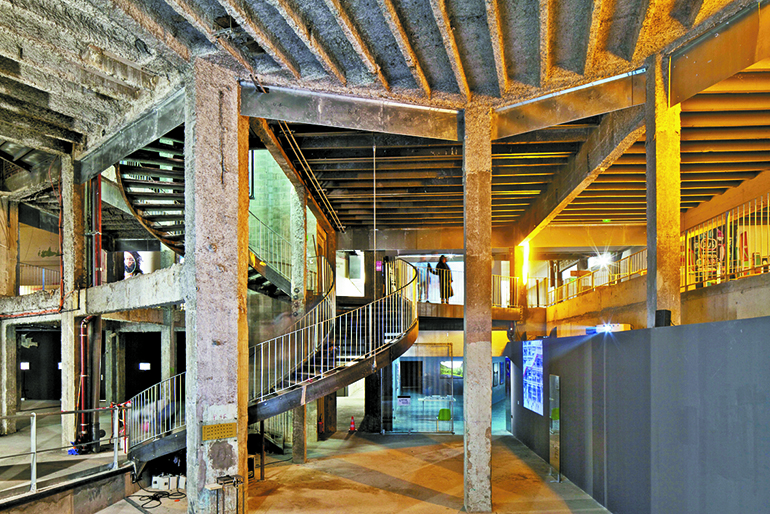 올해 프리츠커상 수상자 라카통과 바살이 리모델링한 파리의 ‘팔레 드 도쿄’. 1937년에 지어진 건물 골조를 유지한 채 최소한의 재료를 더해 내부 공간을 확장했다. 출처: 프리츠커상 공식 웹사이트(pritzkerprize.com)