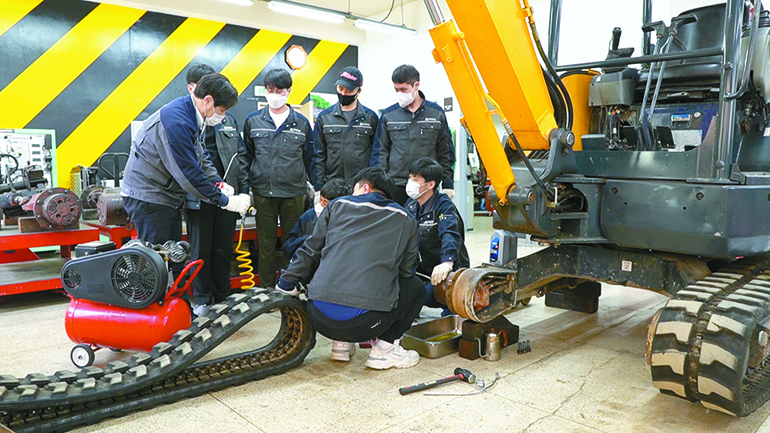 기술교육원생들이 실습장에서 실습을 하는 모습.