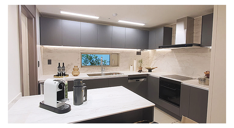 22년 힐스테이트 인테리어 디자인 리뉴얼 연출사진. 검증된 디자인과 색상 톤 안에서 전반적으로 깊이감 있고, 차분한 분위기를 구현하게끔 디자인했습니다.