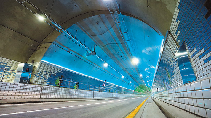 [ Part of Boryeong Undersea Tunnel is equipped with special lighting and tile art expressing the sea to create an atmosphere as if walking in the deep sea ]