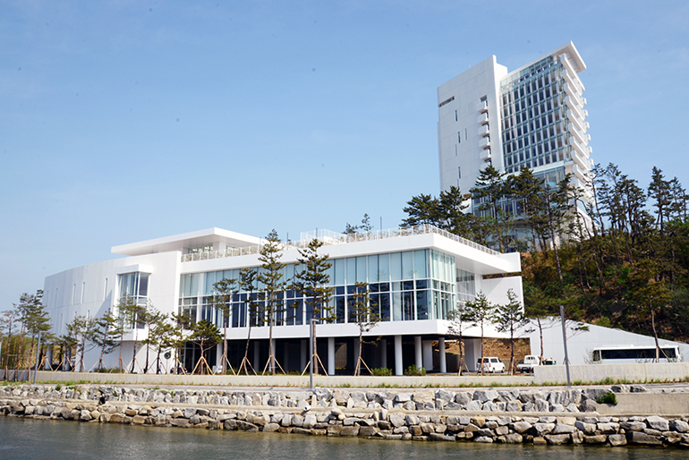 리처드마이어가 설계한 강릉 씨마크호텔 리처드마이어가 설계한 강릉 씨마크호텔