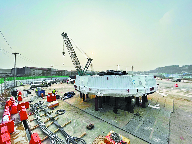 TBM 제작장 모습. 기술시연회가 열린 고속국도 제400호선 김포~파주 간 건설공사 제2공구 현장의 터널 공사에는 직경 14m, 연장 125m, 총중량 3200t에 달하는 대구경 TBM이 사용된다. 