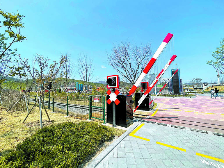 미니랜드를 중심으로 운행하는 기차, 레고랜드 익스프레스가 지나는 길목에 차단기 설치를 제안·제작해 실제 기찻길의 분위기를 연출함과 동시에 방문객의 안전도 확보했다. 미니랜드를 중심으로 운행하는 기차, 레고랜드 익스프레스가 지나는 길목에 차단기 설치를 제안·제작해 실제 기찻길의 분위기를 연출함과 동시에 방문객의 안전도 확보했다.