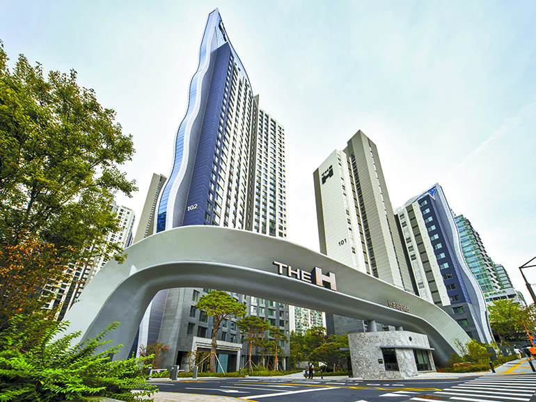  디에이 치 라클라스의 주출입 문주 ‘디에이치 게이트 32-8’