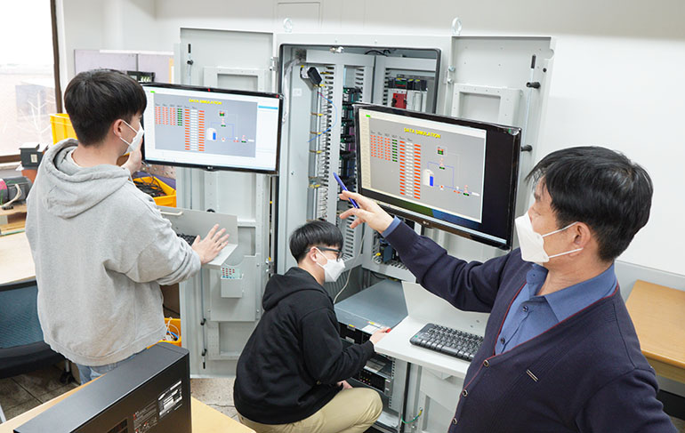 현대건설 기술교육원 _ 전기 수업 모습