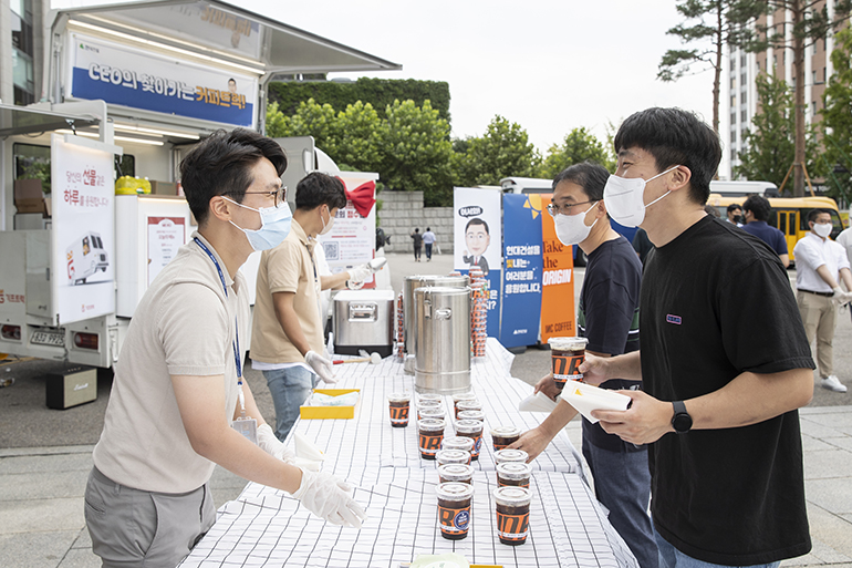 임직원 응원하는 ‘CEO의 찾아가는 커피트럭이 현대건설 계동 본사에 방문했다.