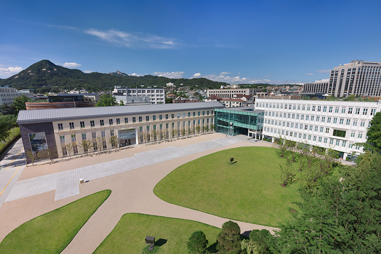지난 2021년 7월 개관한 서울공예박물관 전경. 북악산과 현대건설 본사 건물이 병풍처럼 둘러져 있습니다.(사진=서울공예박물관 제공) 지난 2021년 7월 개관한 서울공예박물관 전경. 북악산과 현대건설 본사 건물이 병풍처럼 둘러져 있습니다.(사진=서울공예박물관 제공)