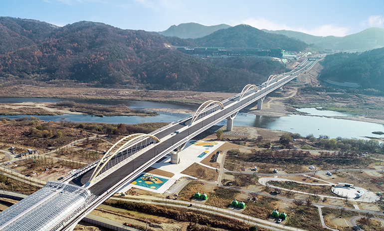 [ The Geumbit Noeulgyo Bridge underpass offers a wider sense of space by constructing curved walls ]