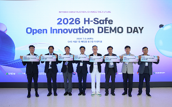 Organizers of the “2026 H-Safe Open Innovation DEMO DAY” pose for a commemorative photo