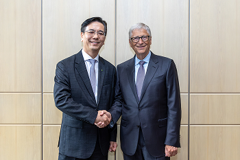 Hyundai E&C CEO Lee Han-woo (left) poses for a commemorative photo with TerraPower Board Chairman Bill Gates following their meeting.